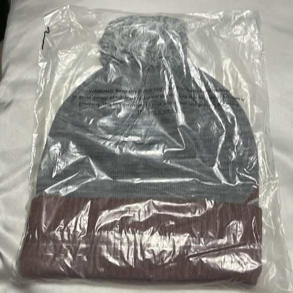 Reebok Beanie with Pom New With Tags Gray and Pastel Pink NEW NWT - Picture 4 of 7